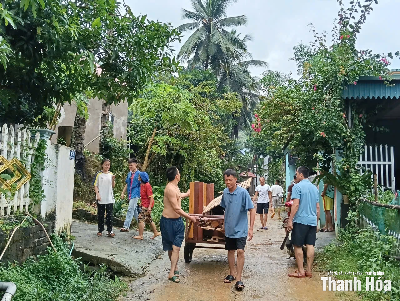 Cùng nhau tái thiết cuộc sống sau lũ