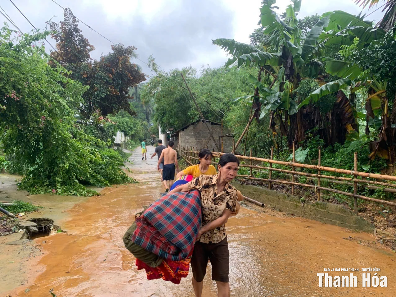 Cùng nhau tái thiết cuộc sống sau lũ