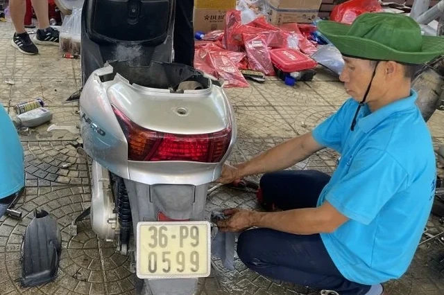 “Dù ở đây bao lâu và phải sửa hàng trăm, hàng nghìn chiếc xe thì chúng tôi cũng không ngại”