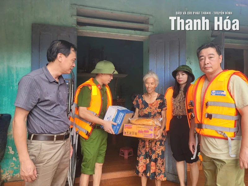 Đông Thành: Hỗ trợ nhu yếu phẩm cho người dân vùng ngoại đê sông Lèn