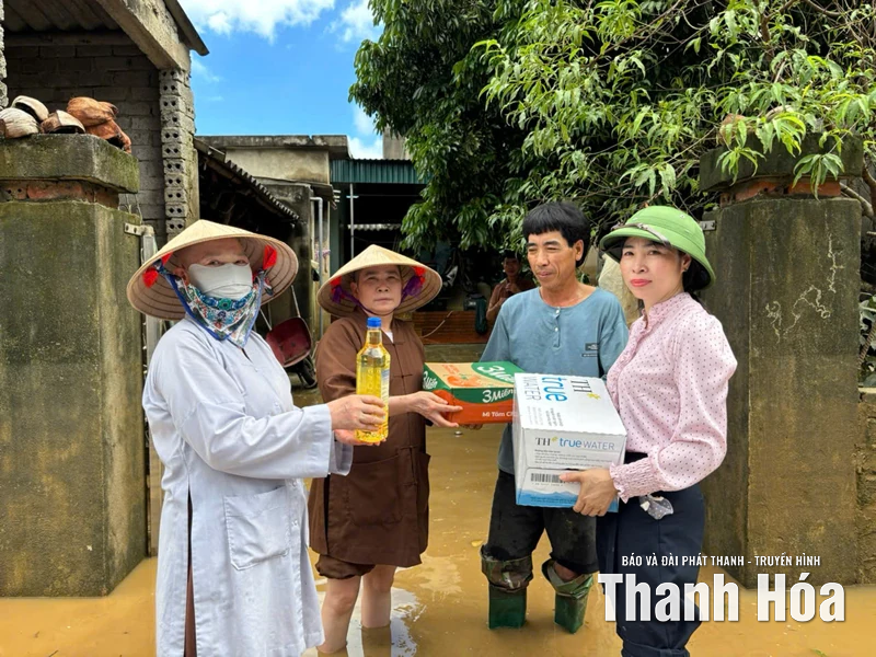 Đông Thành: Hỗ trợ nhu yếu phẩm cho người dân vùng ngoại đê sông Lèn