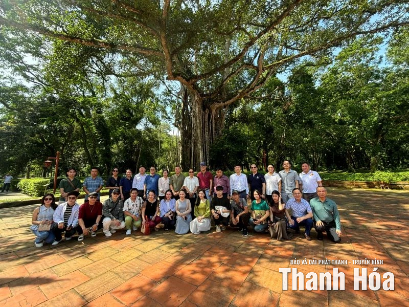 Đoàn đại biểu Lào tham quan Khu Di tích Quốc gia đặc biệt Lam Kinh