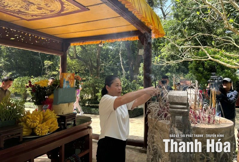 Đoàn đại biểu Lào tham quan Khu Di tích Quốc gia đặc biệt Lam Kinh