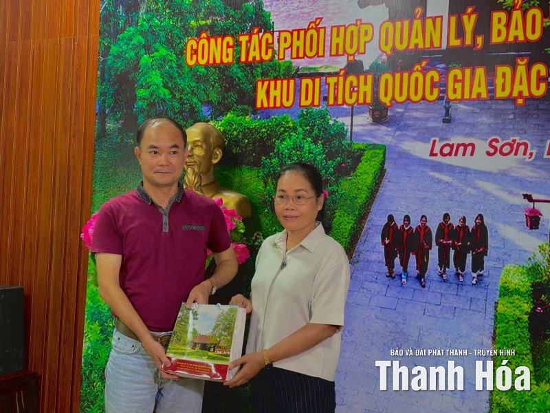 Đoàn đại biểu Lào tham quan Khu Di tích Quốc gia đặc biệt Lam Kinh