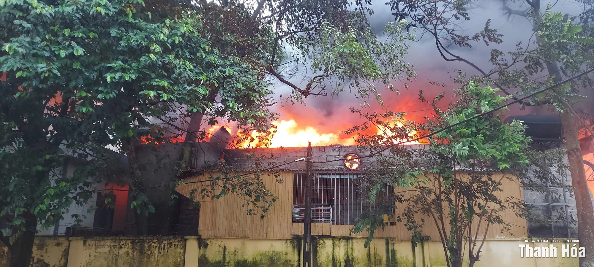 Hỏa hoạn thiêu rụi một nhà sách tại xã Cẩm Thủy