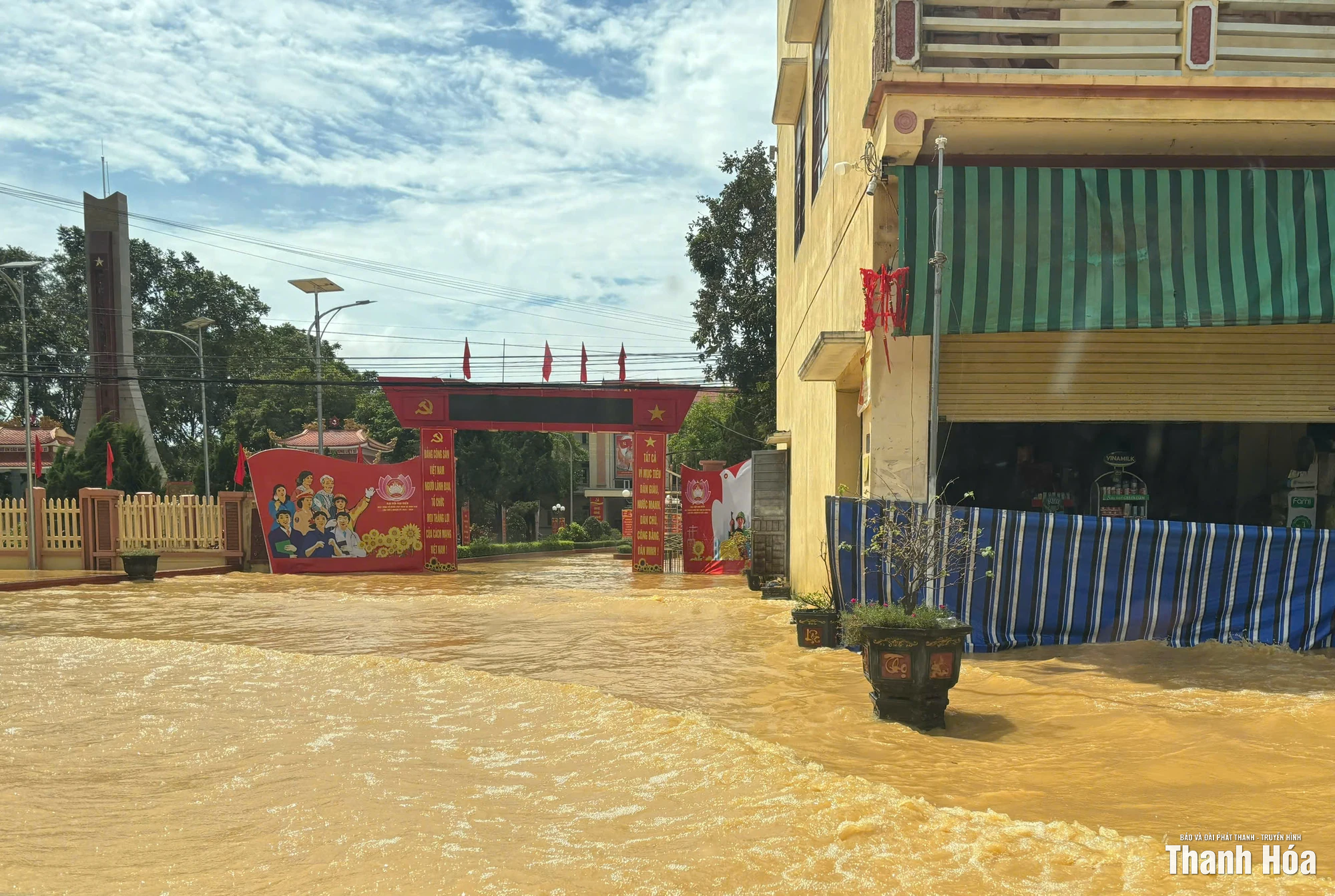 Quốc lộ 45 đoạn qua cầu Si, xã Định Hòa ngập sâu