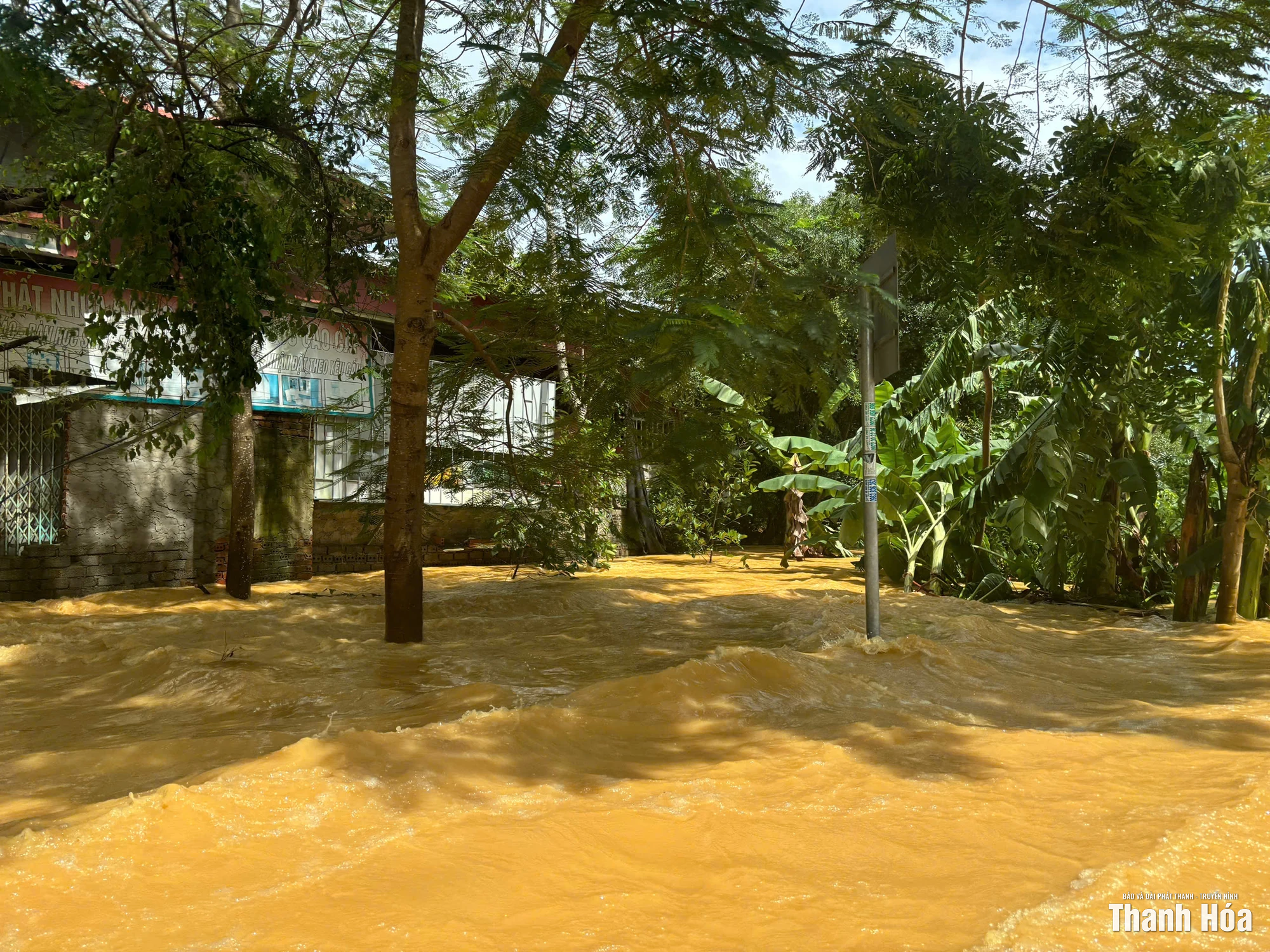 Quốc lộ 45 đoạn qua cầu Si, xã Định Hòa ngập sâu