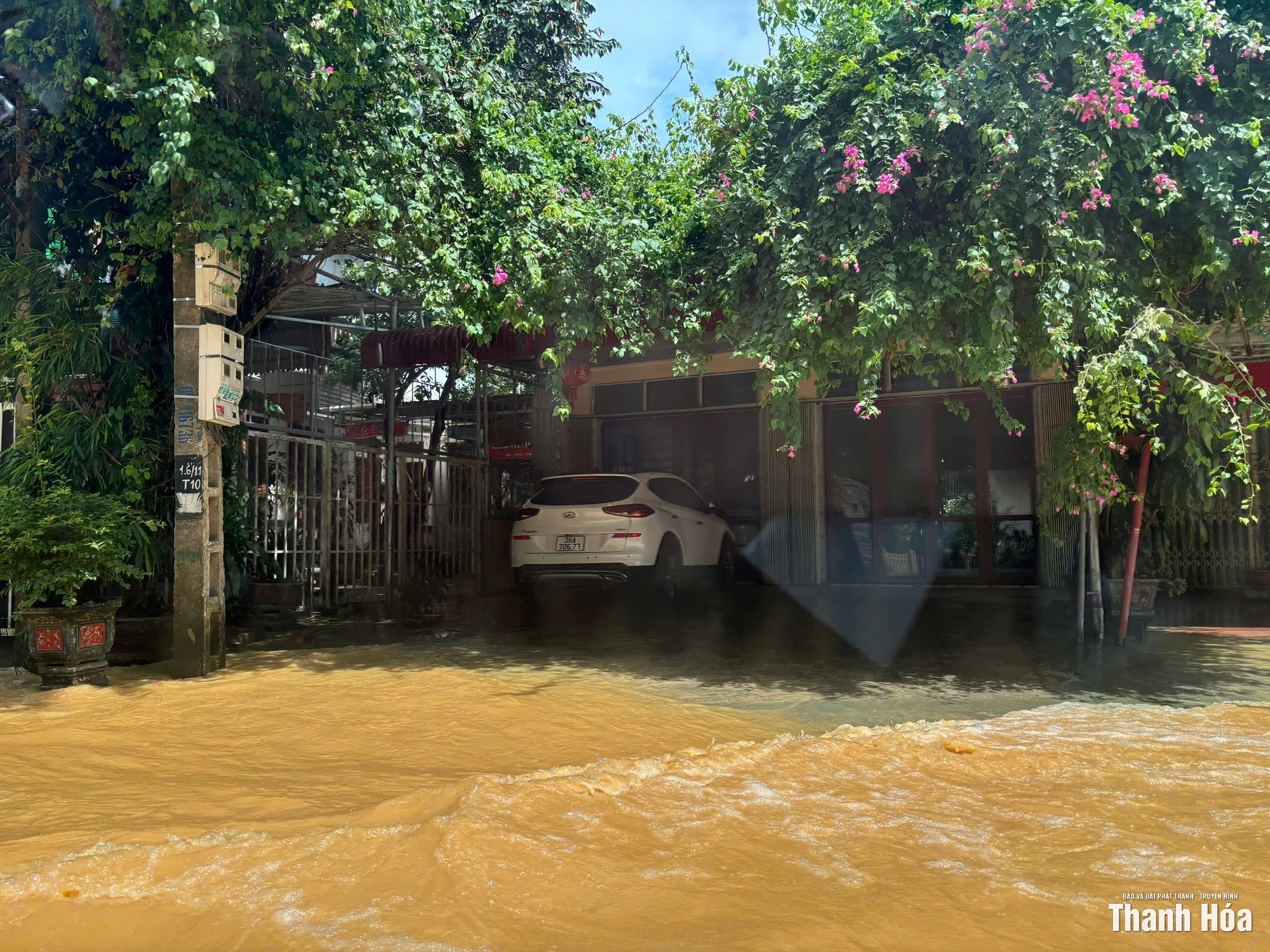 Quốc lộ 45 đoạn qua cầu Si, xã Định Hòa ngập sâu