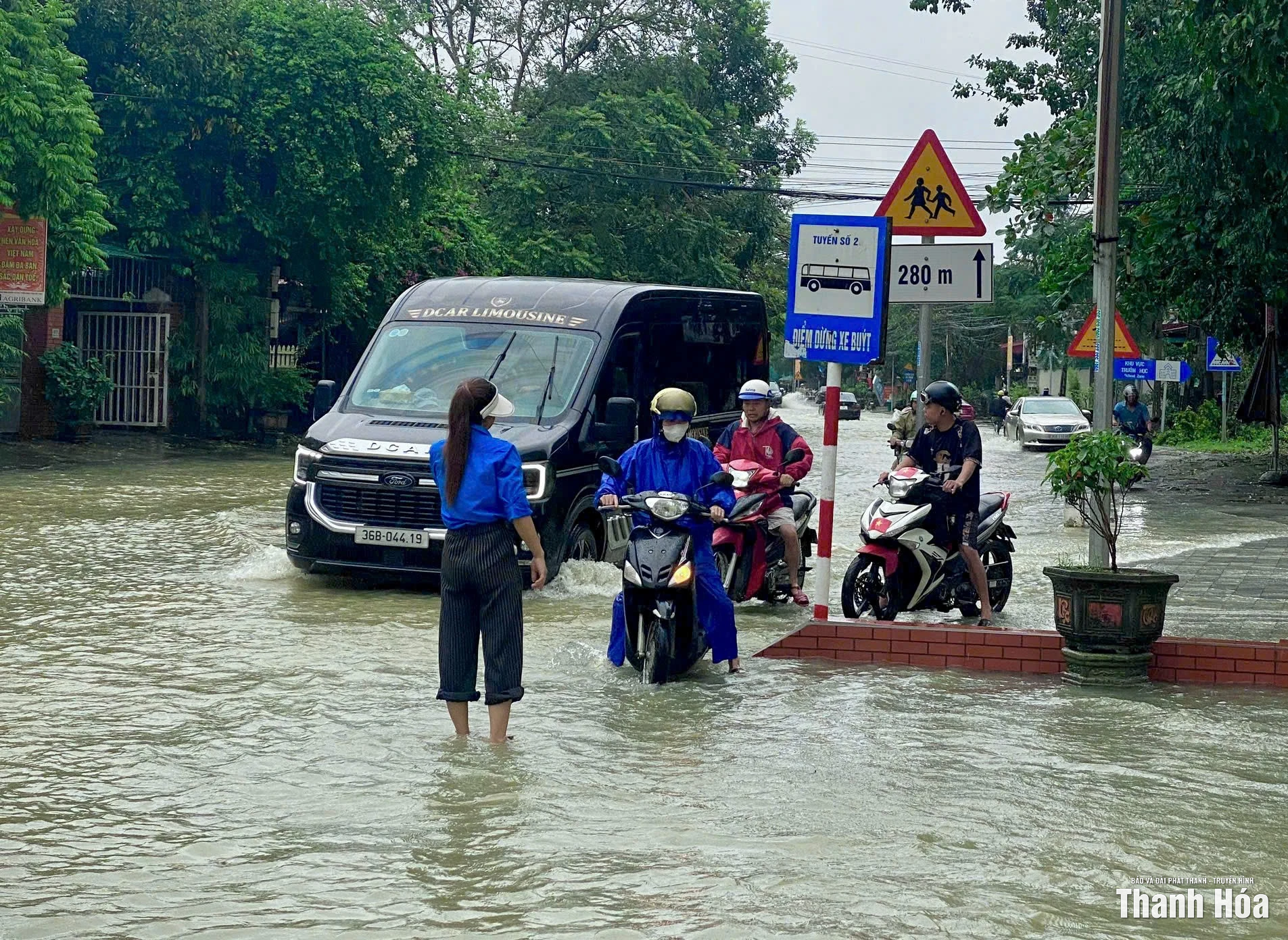 Quốc lộ 45 đoạn qua cầu Si, xã Định Hòa ngập sâu
