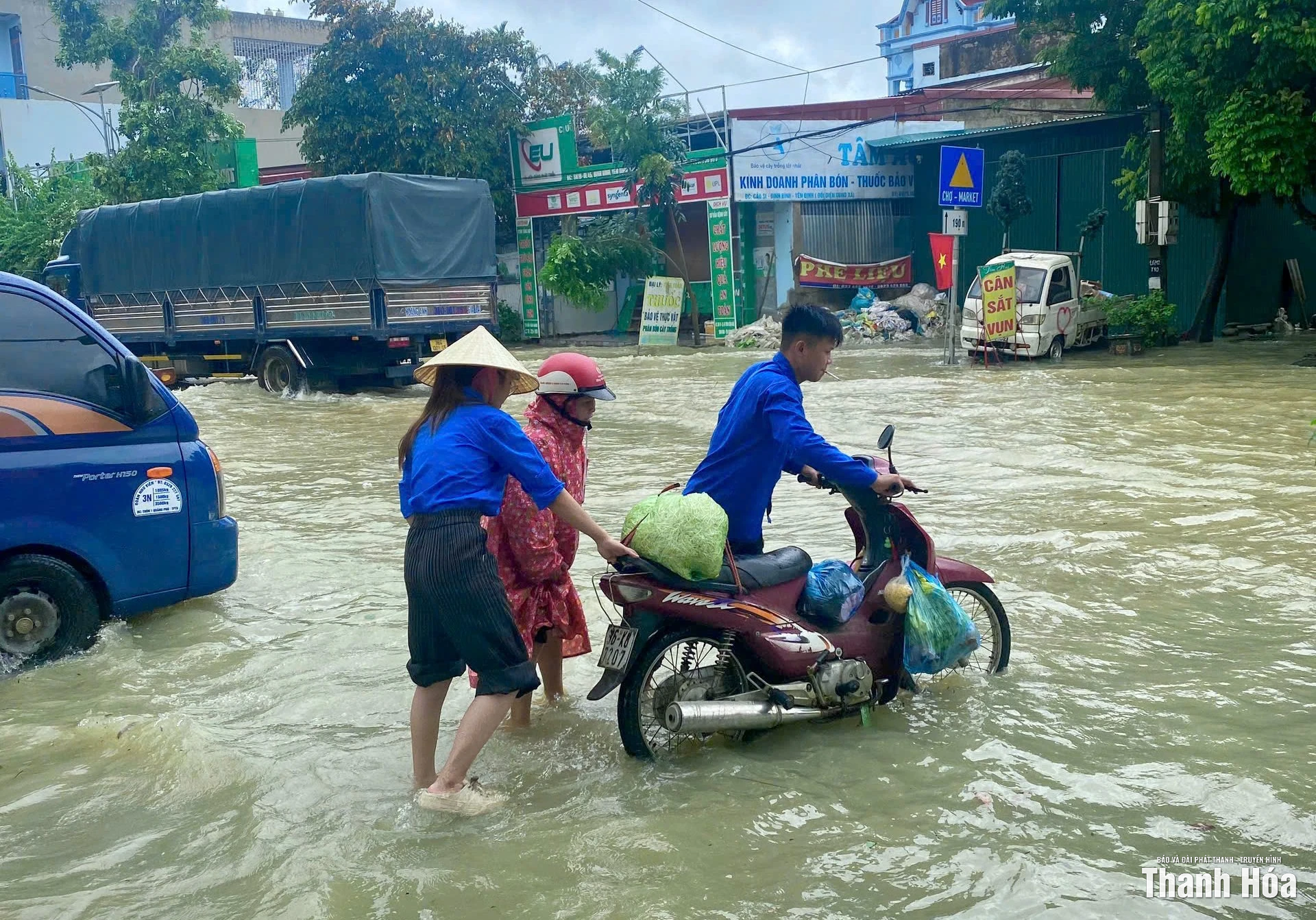 Quốc lộ 45 đoạn qua cầu Si, xã Định Hòa ngập sâu