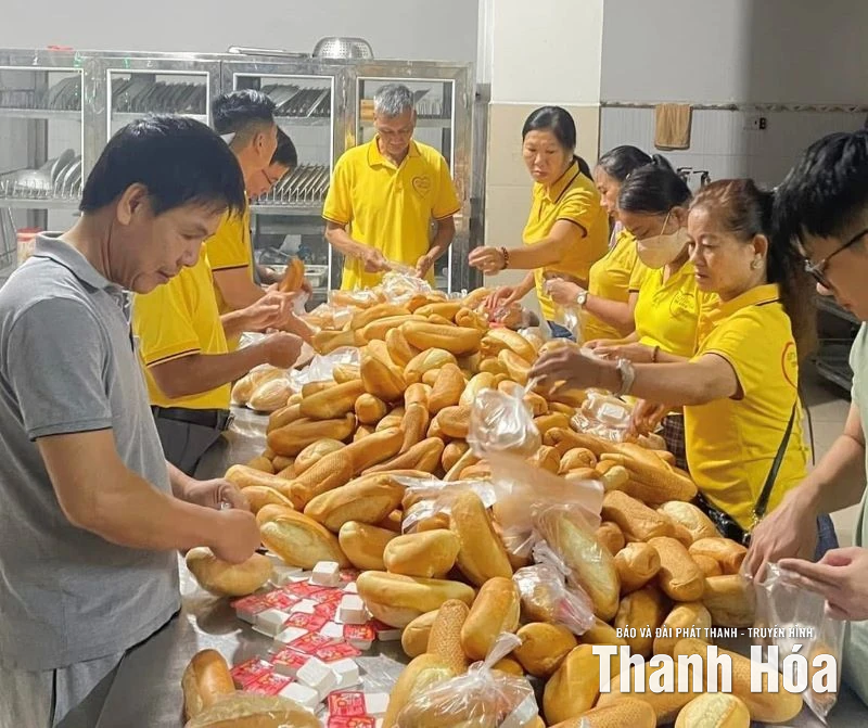 Những tấm lòng hướng về vùng lũ