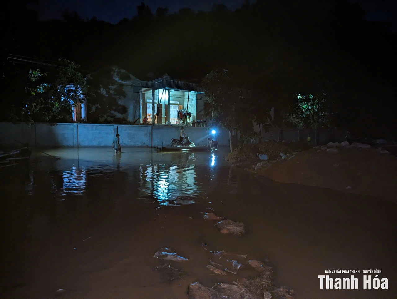 Hơn 50 hộ dân xã Như Xuân vẫn bị cô lập