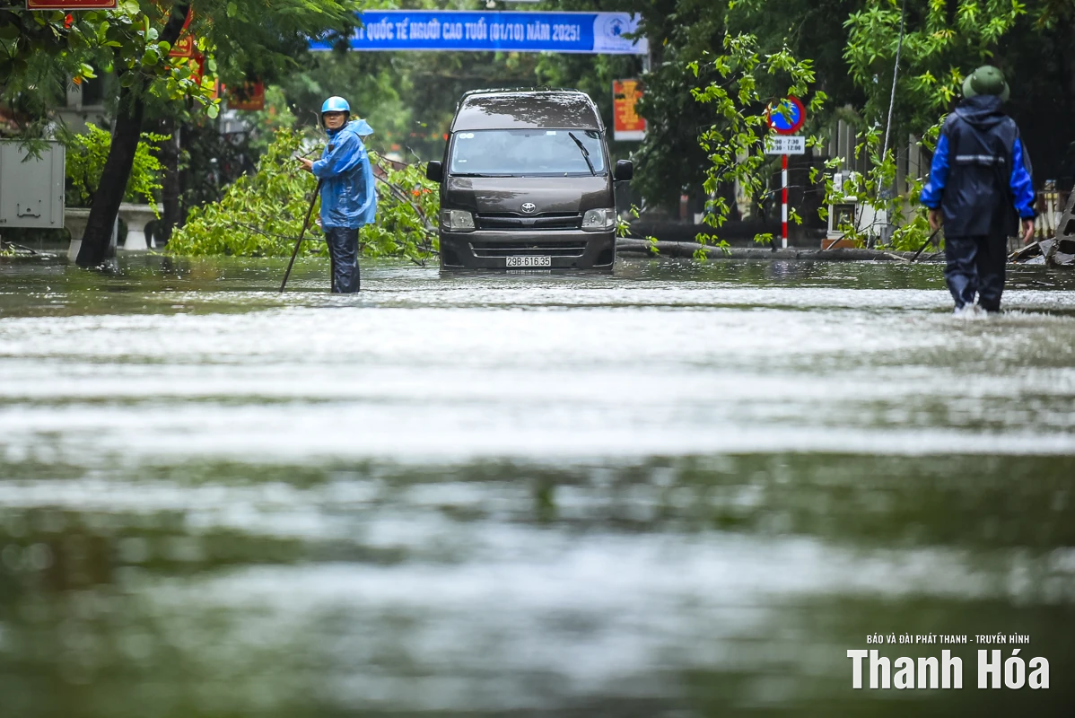 Nhiều phố phường của Thanh Hóa cây đổ chắn đường, nước ngập cục bộ do ảnh hưởng của mưa bão