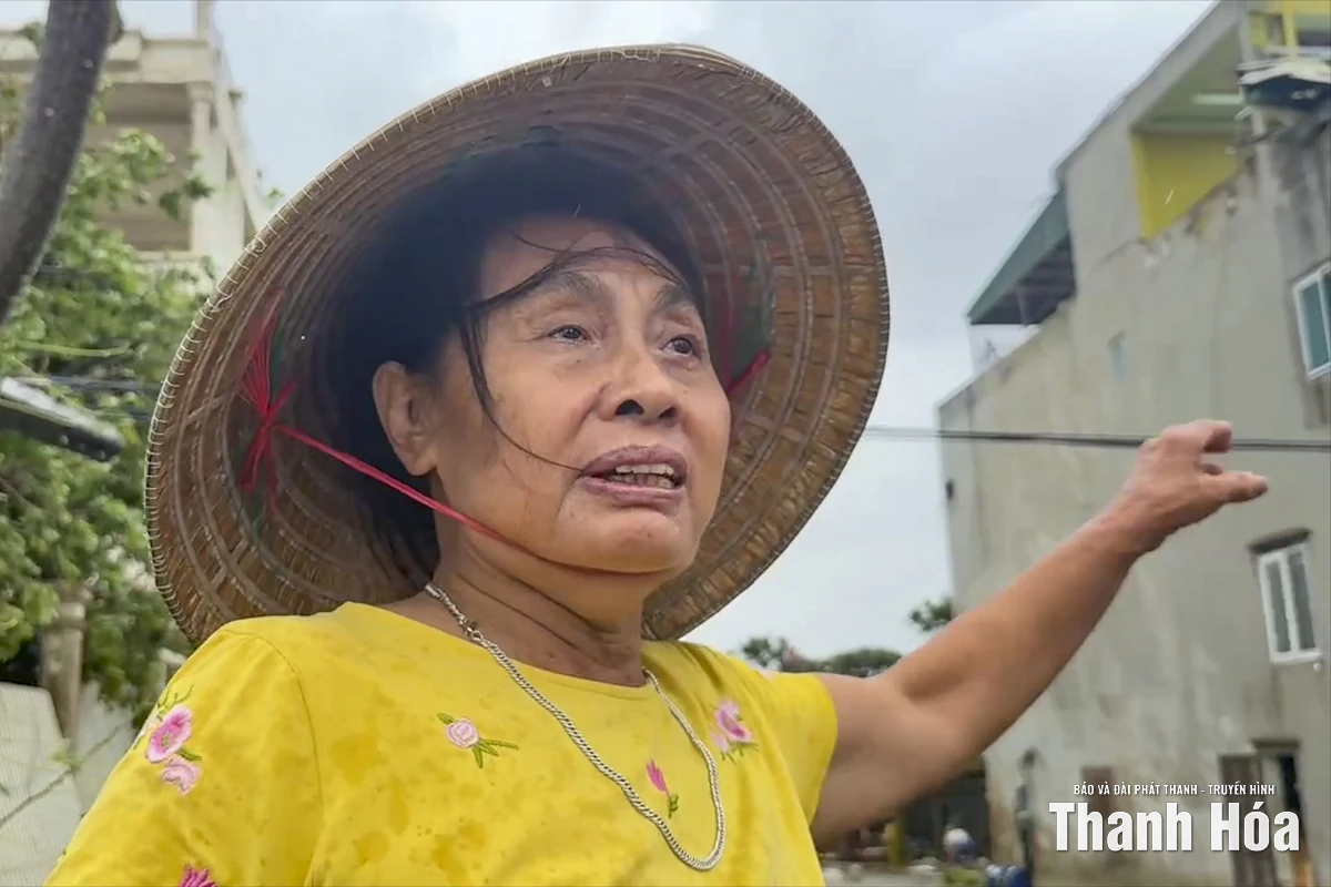 Hàng chục ngôi nhà ở Hoằng Phú bị sập và tốc mái vì lốc xoáy