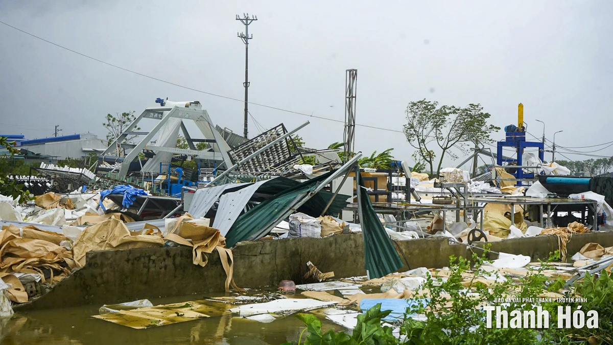 Hàng chục ngôi nhà ở Hoằng Phú bị sập và tốc mái vì lốc xoáy