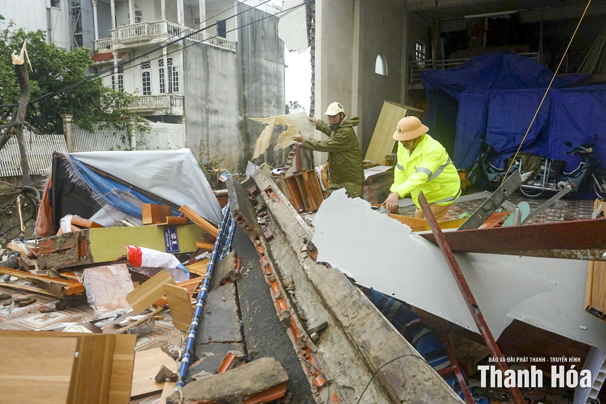 Hàng chục ngôi nhà ở Hoằng Phú bị sập và tốc mái vì lốc xoáy