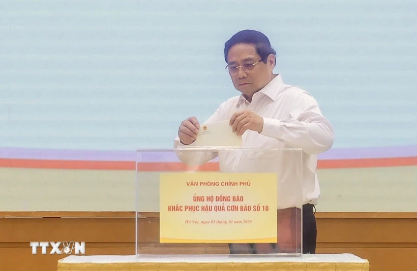 Thủ tướng và lãnh đạo Chính phủ quyên góp ủng hộ đồng bào bị thiệt hại do bão lũ