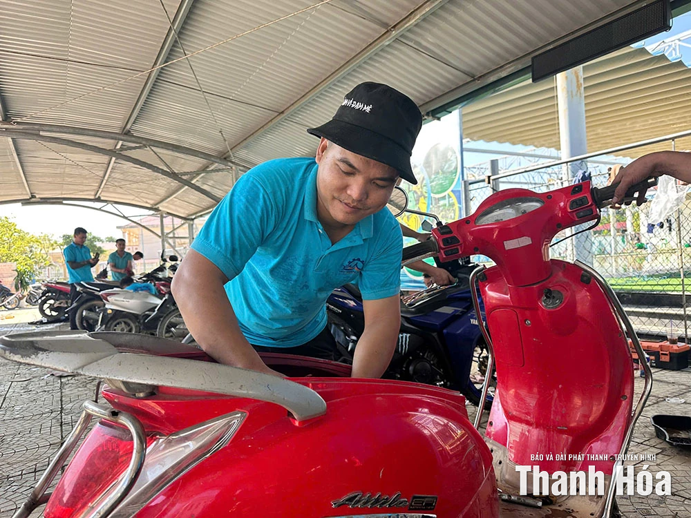 “Dù ở đây bao lâu và phải sửa hàng trăm, hàng nghìn chiếc xe thì chúng tôi cũng không ngại”