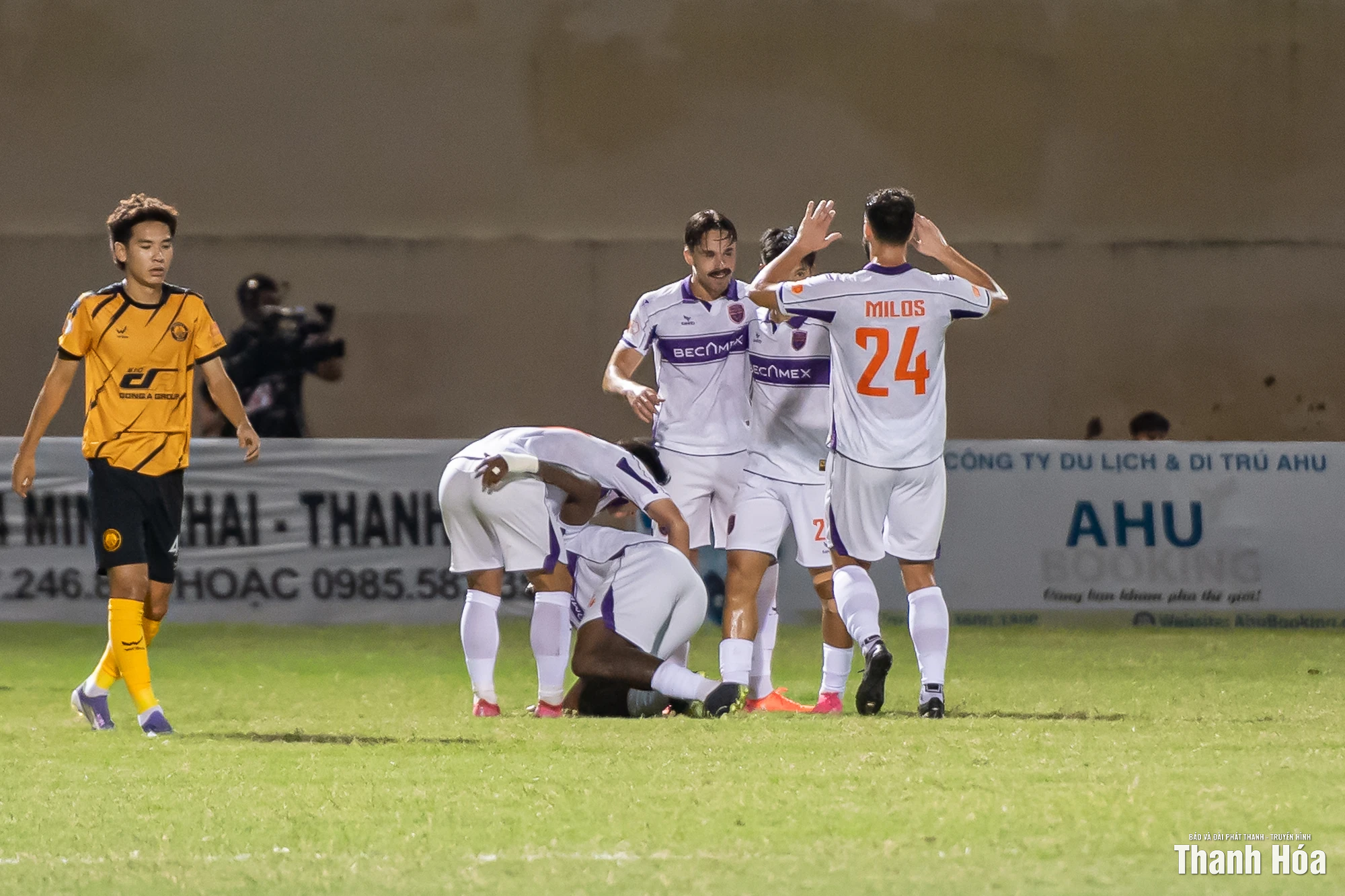 Đông Á Thanh Hóa hòa Becamex TP Hồ Chí Minh trong thế trận giằng co kịch tính