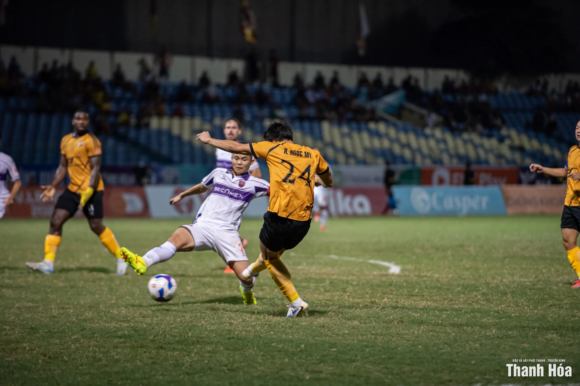 Đông Á Thanh Hóa hòa Becamex TP Hồ Chí Minh trong thế trận giằng co kịch tính