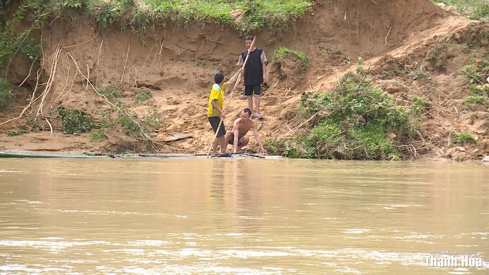 Cầu tạm bị cuốn trôi, người dân thôn Hành dùng bè vượt sông