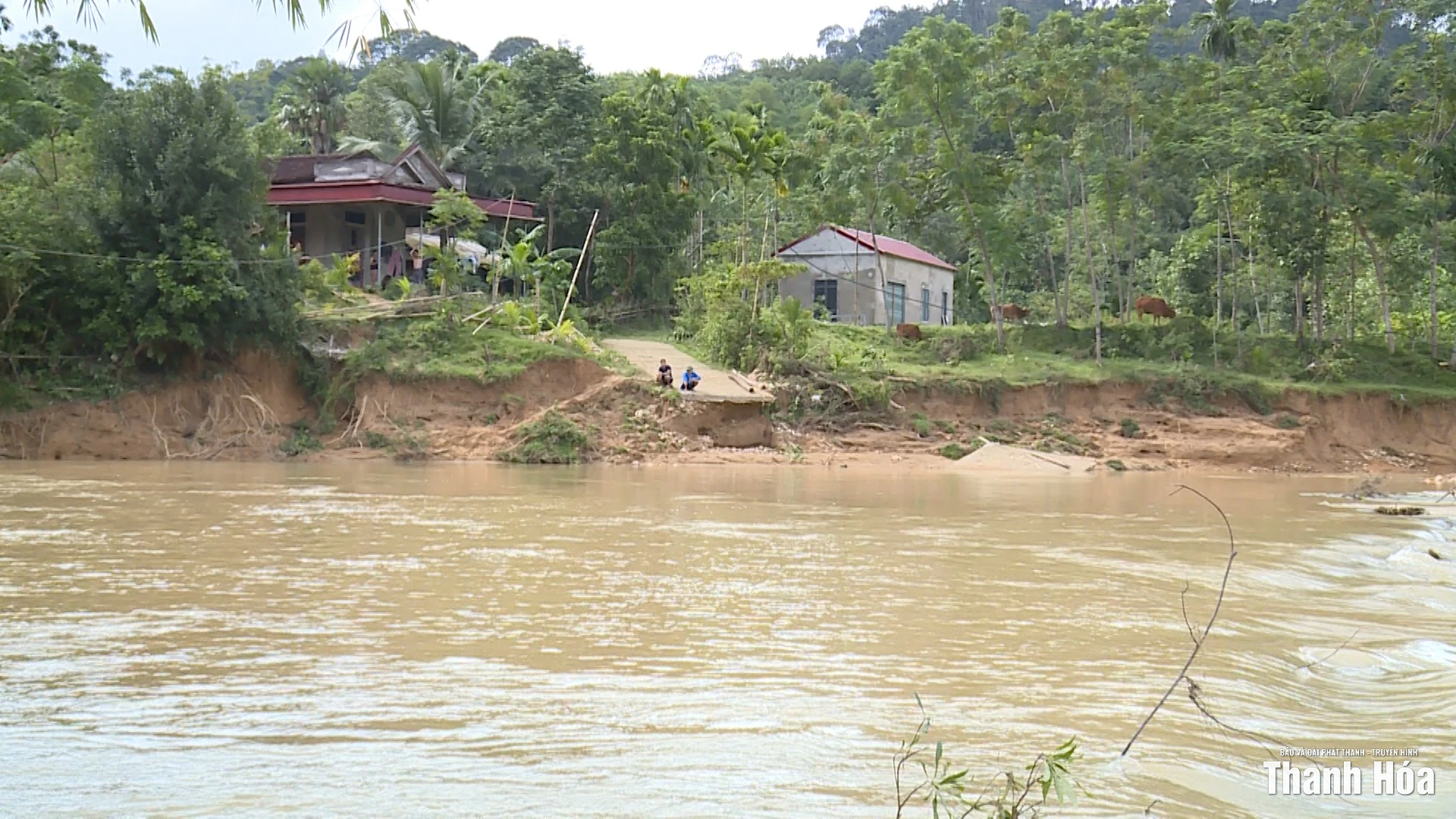 Cầu tạm bị cuốn trôi, người dân thôn Hành dùng bè vượt sông
