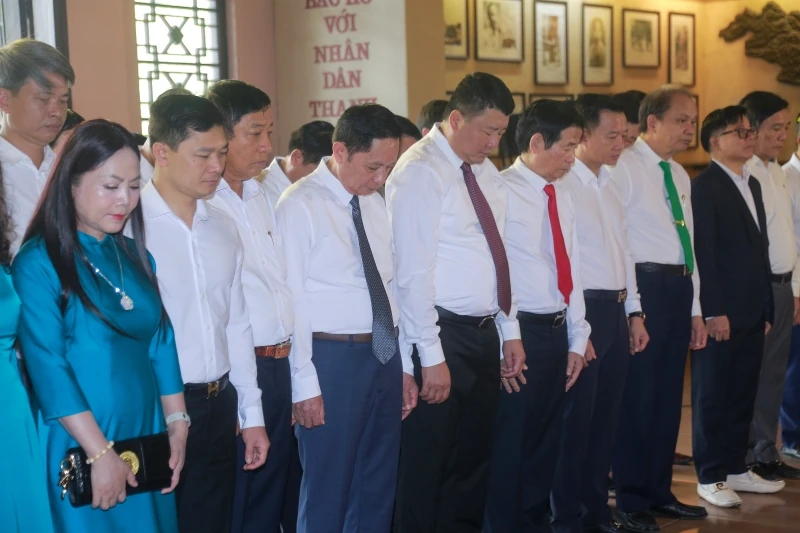 Hiệp hội Doanh nghiệp tỉnh Thanh Hóa dâng hoa, dâng hương tưởng niệm Chủ tịch Hồ Chí Minh