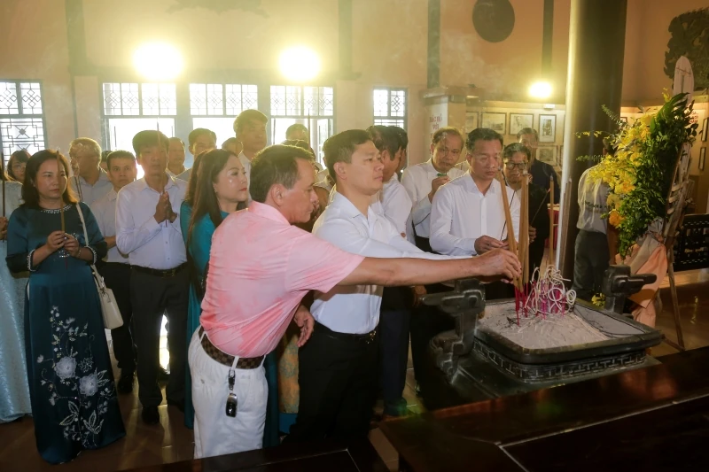 Hiệp hội Doanh nghiệp tỉnh Thanh Hóa dâng hoa, dâng hương tưởng niệm Chủ tịch Hồ Chí Minh