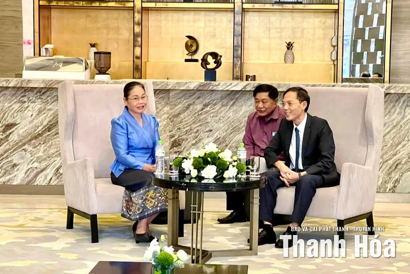 Tiễn đoàn công tác Bộ Văn hóa và Du lịch Lào lên đường về nước