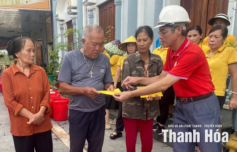 Kịp thời hỗ trợ để người dân Các Sơn, Kim Tân ổn định cuộc sống sau mưa lũ