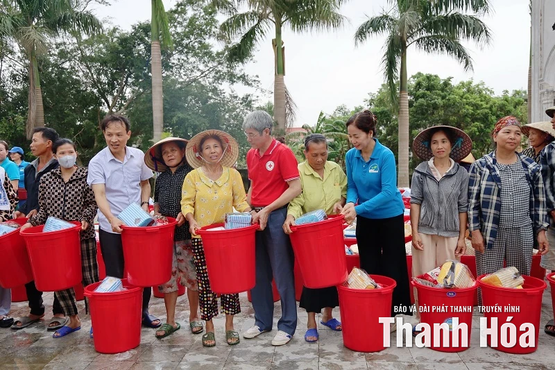 Kịp thời hỗ trợ để người dân Các Sơn, Kim Tân ổn định cuộc sống sau mưa lũ