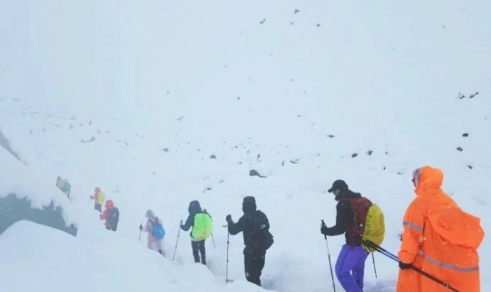 Trung Quốc giải cứu 137 người mắc kẹt trên núi Qomolangma do bão tuyết