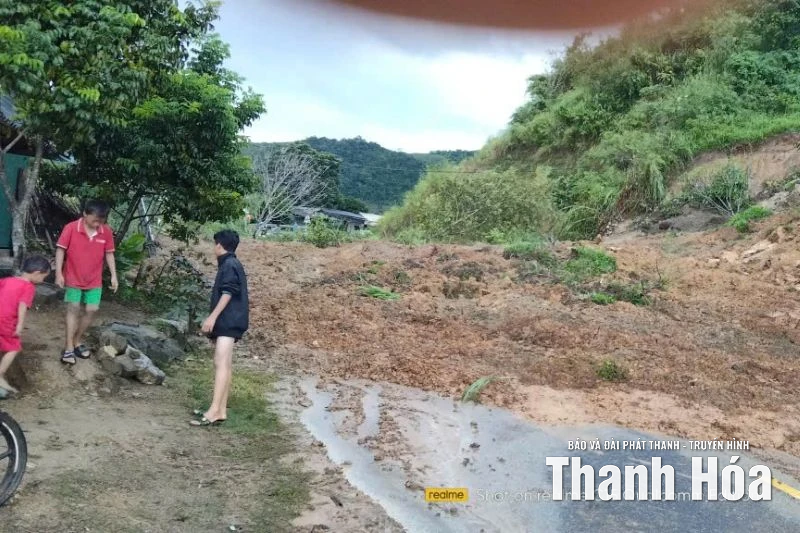 Mưa lớn, gây sạt lở nhiều vị trí trên QL15C