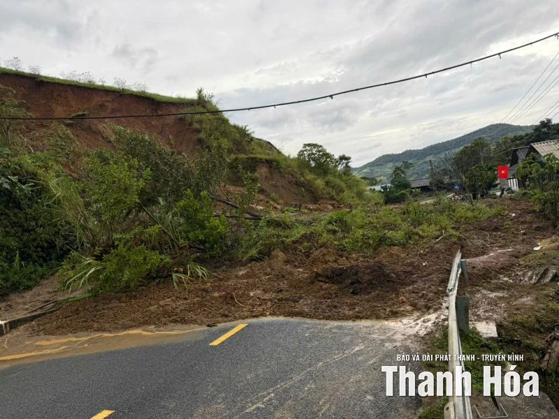 Mưa lớn, gây sạt lở nhiều vị trí trên QL15C