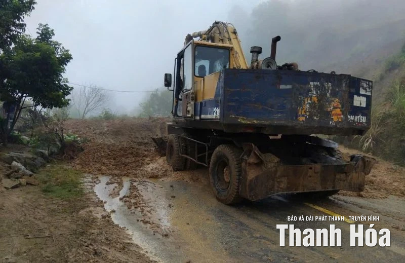 Mưa lớn, gây sạt lở nhiều vị trí trên QL15C