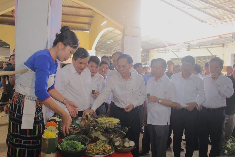 Lễ đón nhận Di sản văn hoá phi vật thể Quốc gia “Lễ hội Chá Mùn”