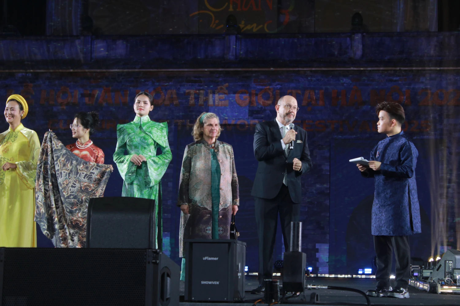 Lễ hội Văn hóa Thế giới tại Hà Nội: Gây quỹ 2,5 tỷ đồng ủng hộ bà con vùng lũ