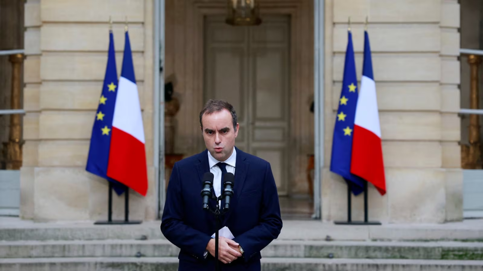 Thủ tướng Pháp kêu gọi các đảng phái chính trị chấm dứt “màn kịch”, gác lại bất đồng để thông qua ngân sách