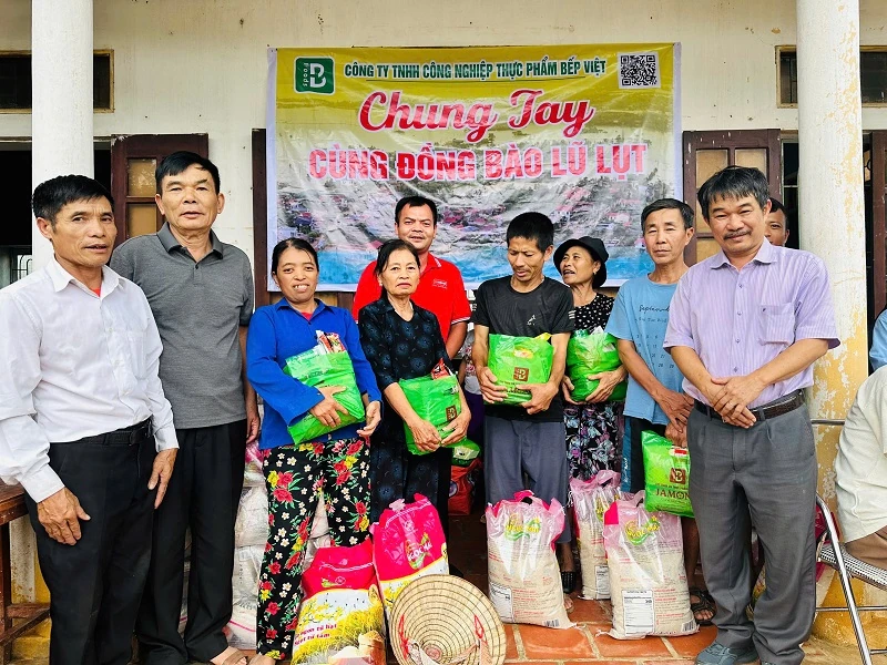 Trao 600 suất quà hỗ trợ người dân vùng lũ