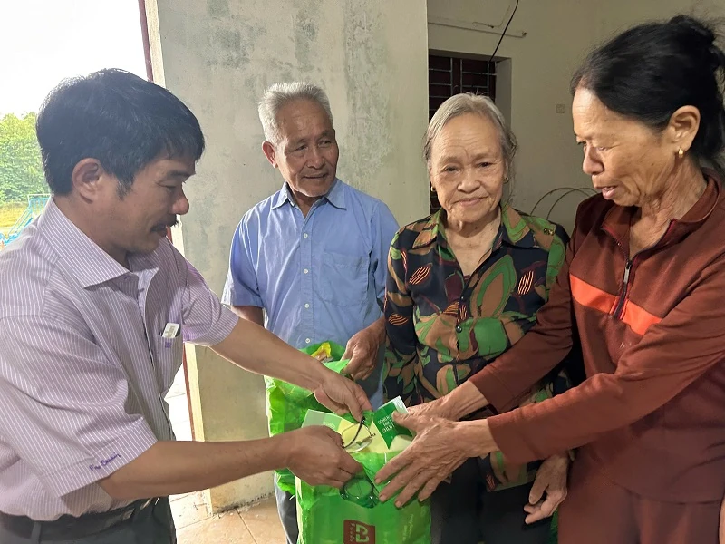 Trao 600 suất quà hỗ trợ người dân vùng lũ