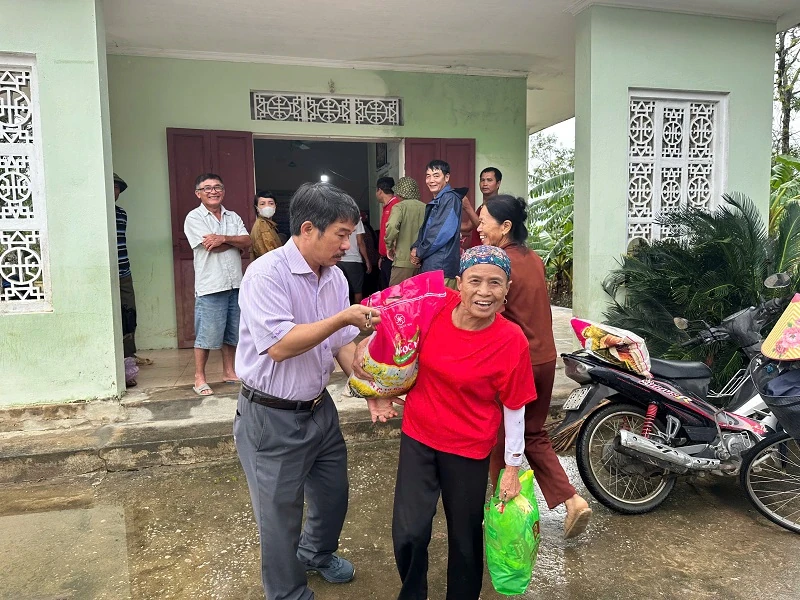 Trao 600 suất quà hỗ trợ người dân vùng lũ