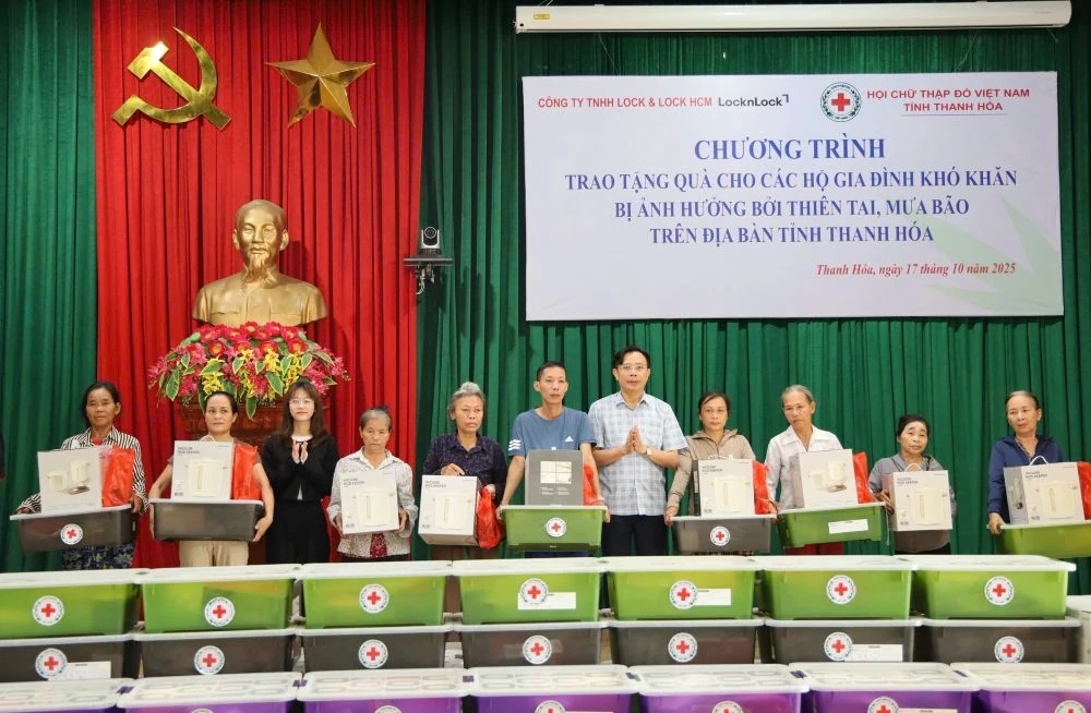 Nhiều phần quà thiết thực hỗ trợ người dân bị thiệt hại do mưa lũ ở xã Hoằng Tiến