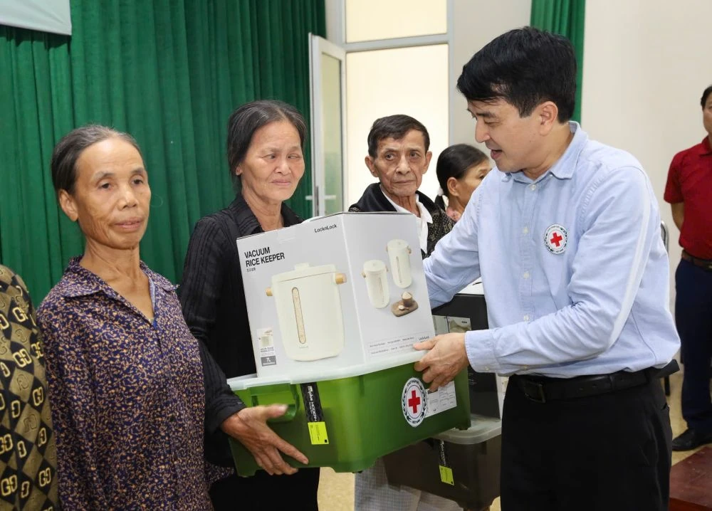 Nhiều phần quà thiết thực hỗ trợ người dân bị thiệt hại do mưa lũ ở xã Hoằng Tiến