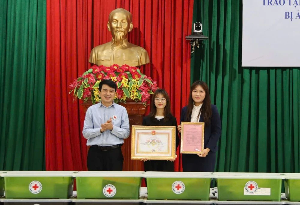 Nhiều phần quà thiết thực hỗ trợ người dân bị thiệt hại do mưa lũ ở xã Hoằng Tiến