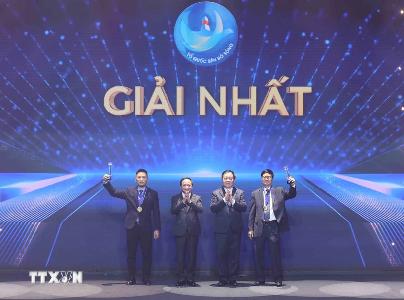 Trao giải cuộc thi ảnh nghệ thuật cấp quốc gia Tổ quốc bên bờ sóng