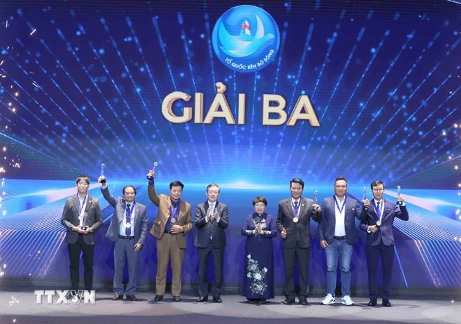 Trao giải cuộc thi ảnh nghệ thuật cấp quốc gia Tổ quốc bên bờ sóng