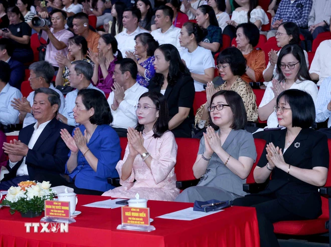 Trao giải cuộc thi ảnh nghệ thuật cấp quốc gia Tổ quốc bên bờ sóng