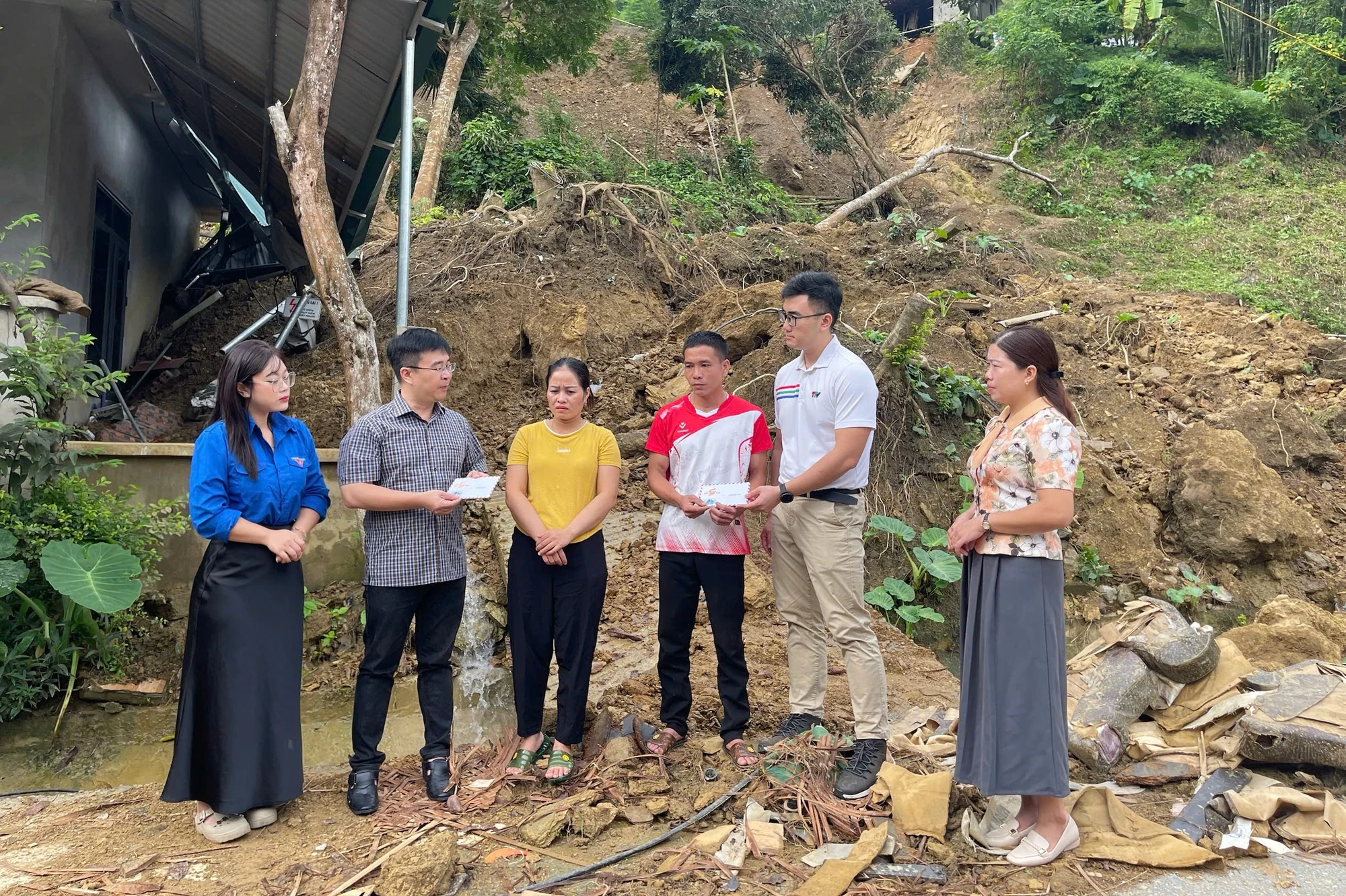 Hỗ trợ các gia đình bị thiệt hại do mưa lũ tại xã Trung Hạ