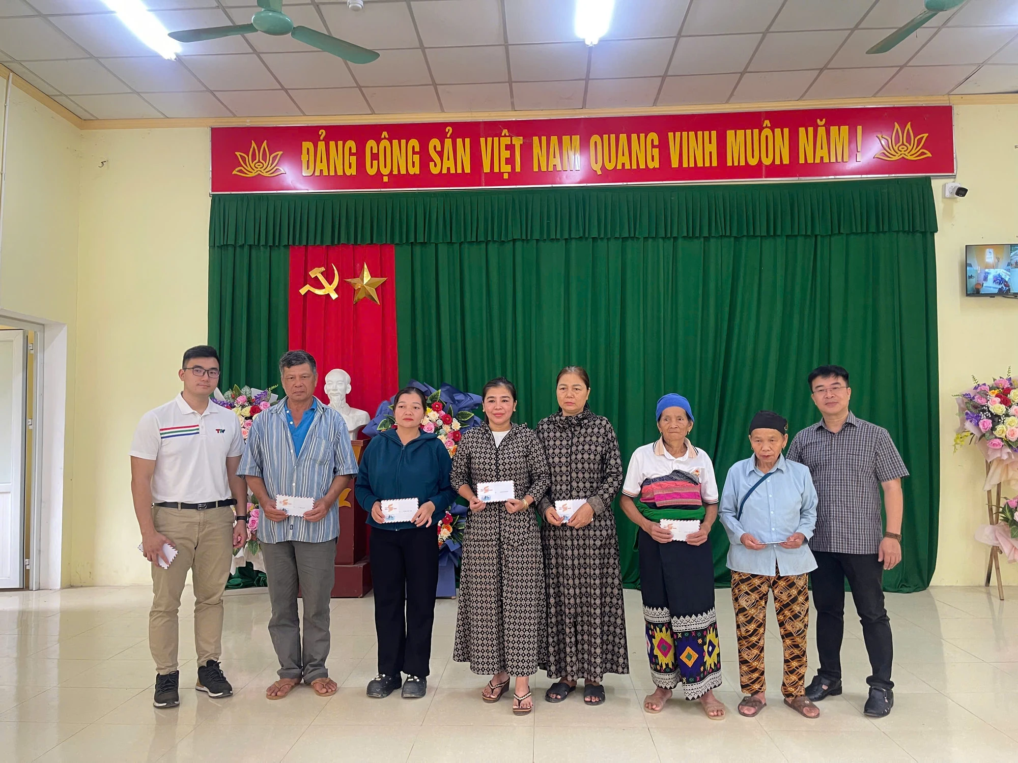 Hỗ trợ các gia đình bị thiệt hại do mưa lũ tại xã Trung Hạ