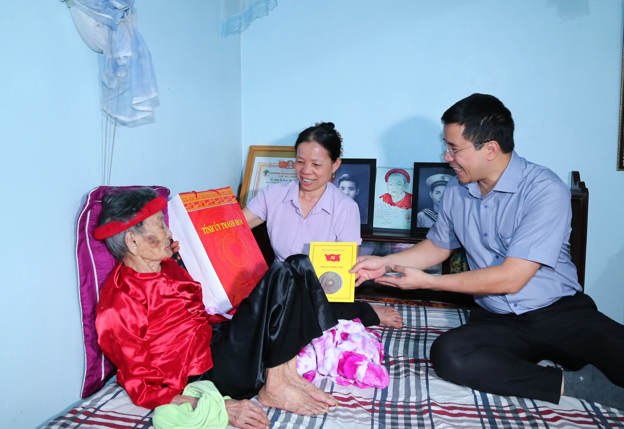 Phó Bí thư Thường trực Tỉnh ủy Nguyễn Hồng Phong thăm, tặng quà Mẹ Việt Nam anh hùng